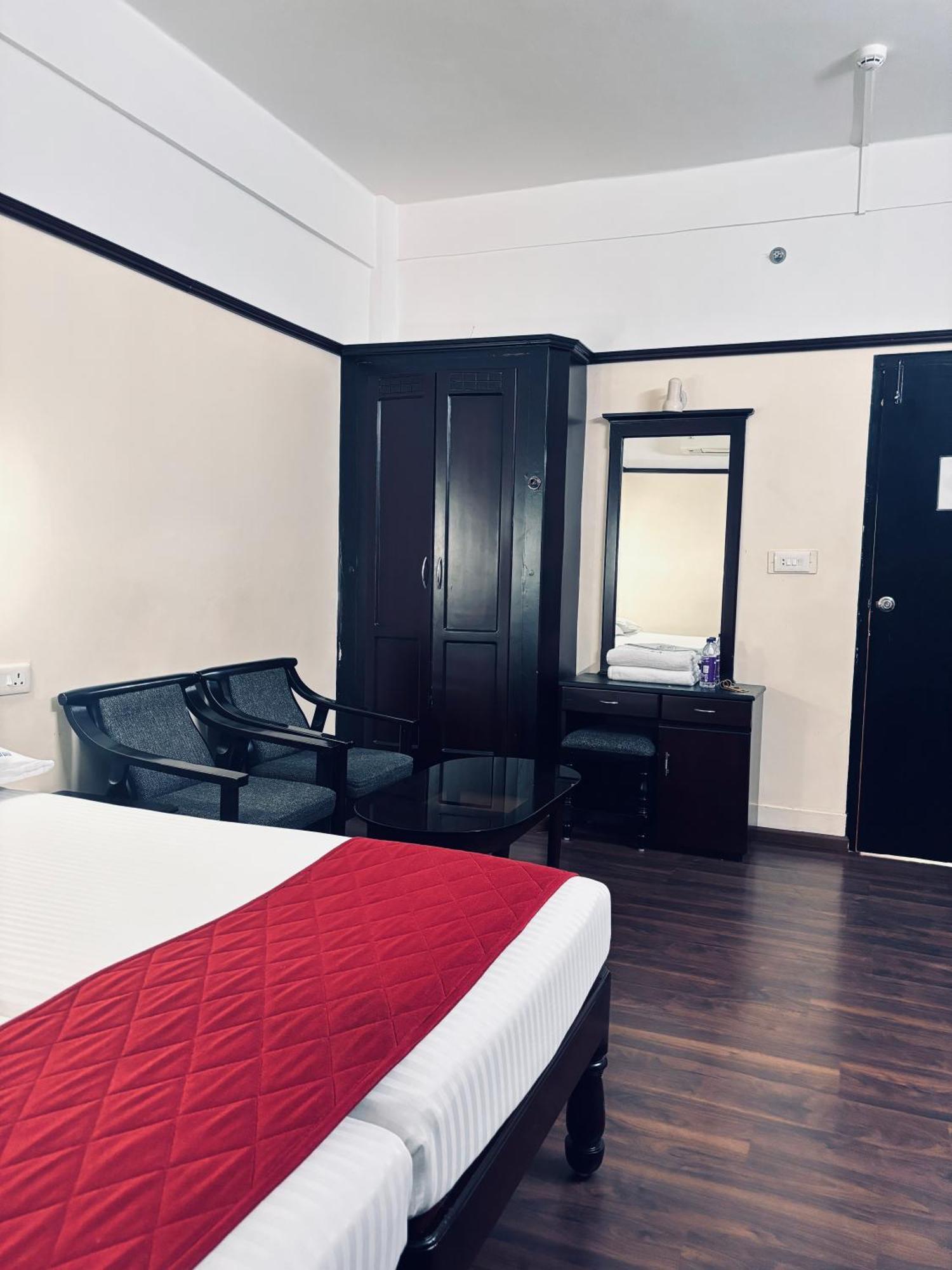Maharani Hotel Кожикоде Экстерьер фото