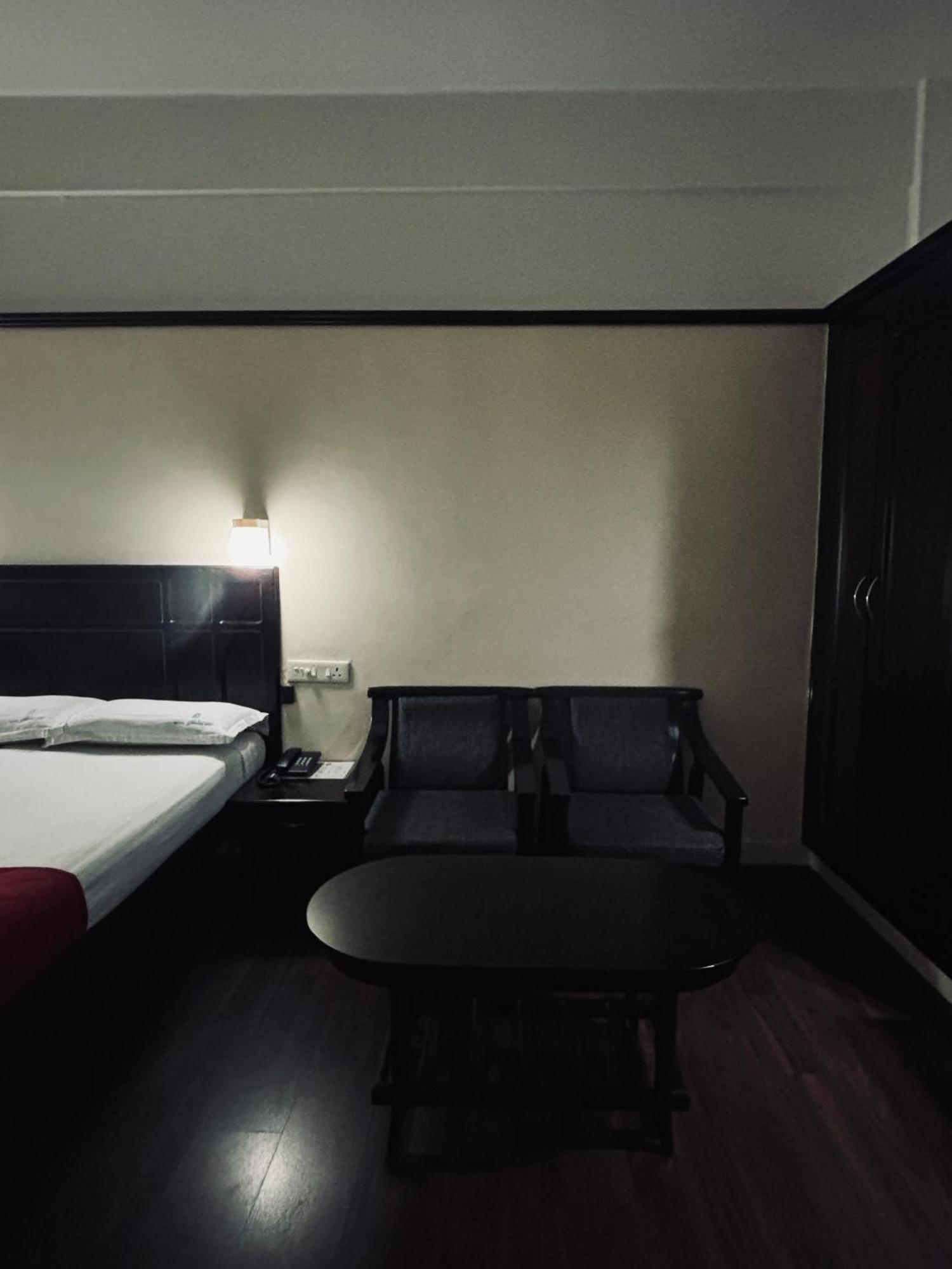 Maharani Hotel Кожикоде Экстерьер фото